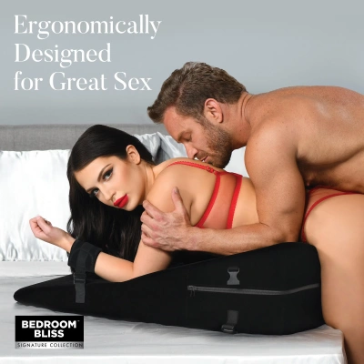 Bedroom bliss - подушка для секса с наручниками